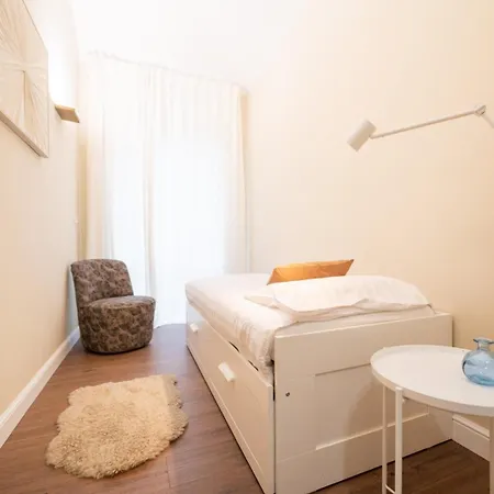 Trilo Superior Vicino Stazione Metro Atp